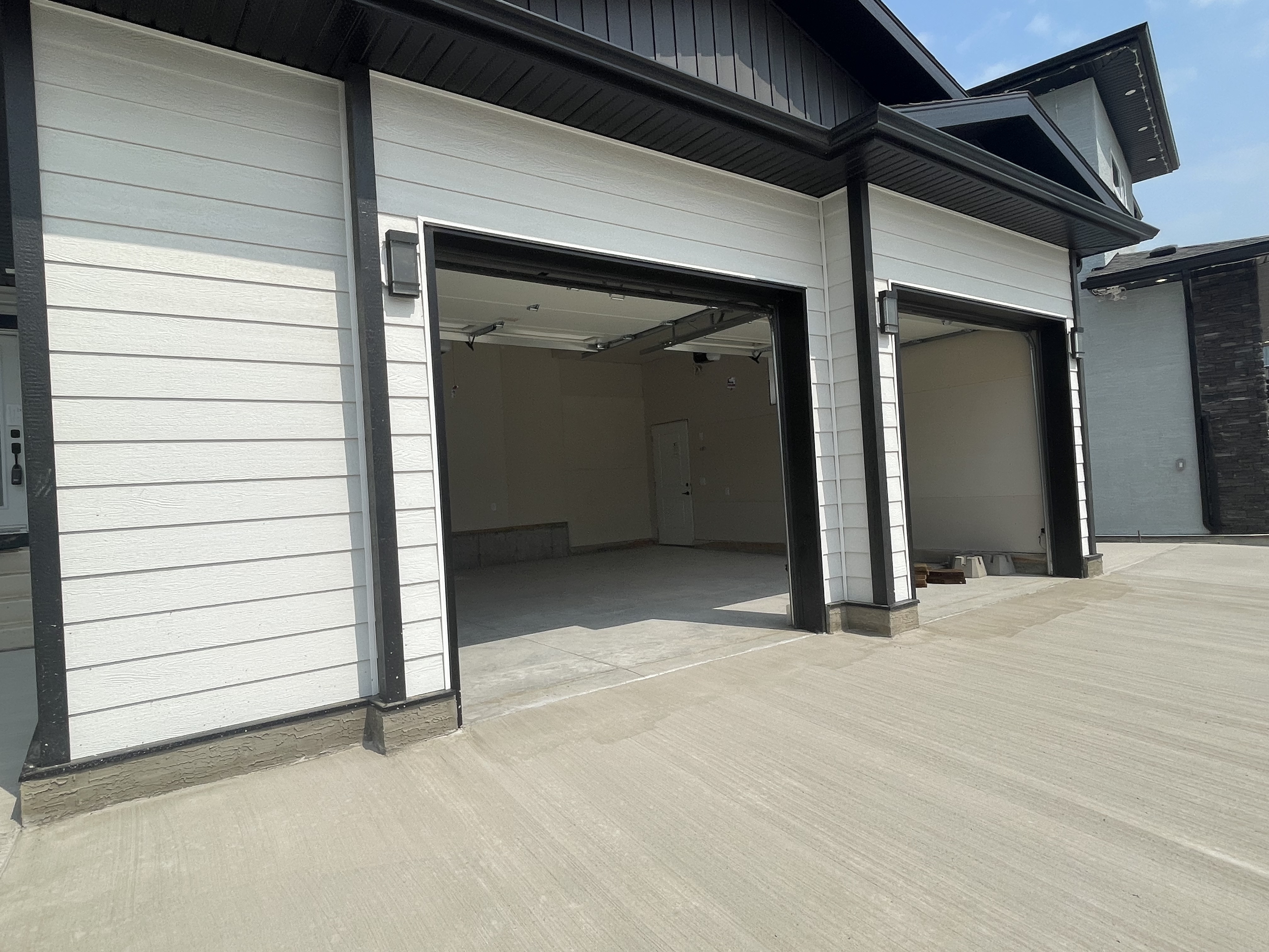 Exterior Profile & Garage Bays